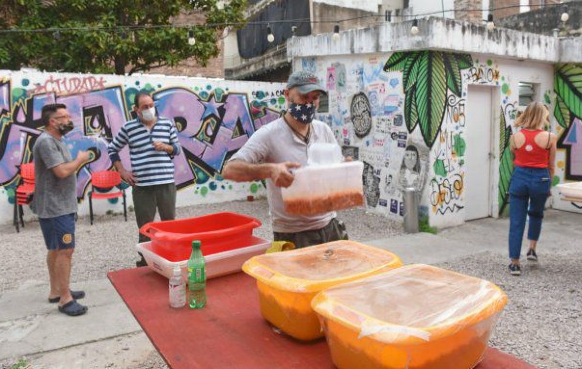 Rosario: Por la pandemia de Covid-19, vecinos del centro van a los comedores comunitarios