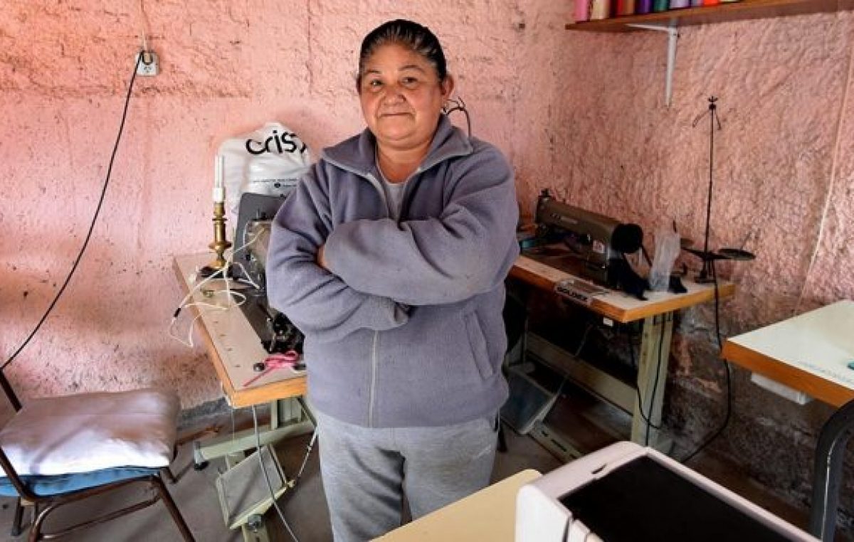 Hilvanando el futuro: un taller de costura capacita a mujeres mendocinas de bajo recursos