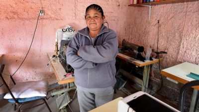 Hilvanando el futuro: un taller de costura capacita a mujeres mendocinas de bajo recursos