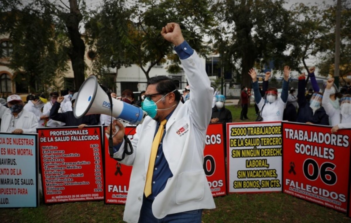 Huelga de personal de salud en Perú, el país con mayor índice de mortalidad del mundo por Covid-19