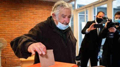 Mujica anticipó su retiro de la política y le pidió disculpas a candidata del oficialismo