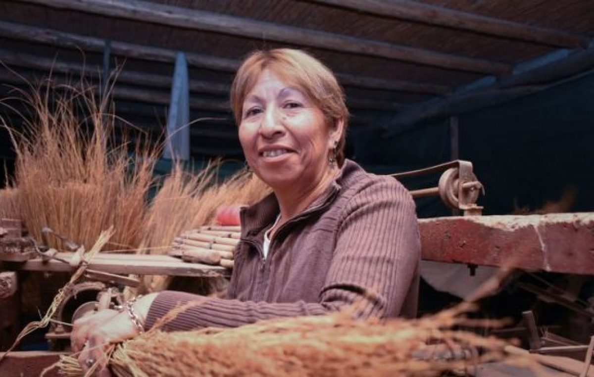 Emprendedora: la historia de la mujer que pasó de un basural en Guaymallén a fabricar escobas y lampazos