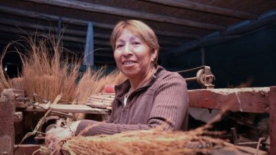 Emprendedora: la historia de la mujer que pasó de un basural en Guaymallén a fabricar escobas y lampazos