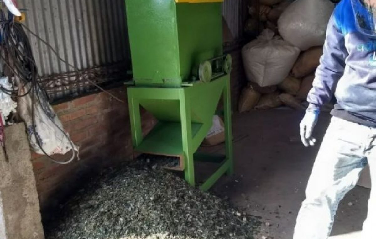 Pisos reciclados: empleados municipales de La Para crean máquina para moler vidrio