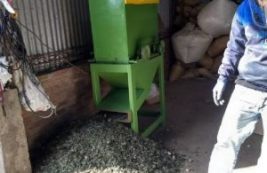 Pisos reciclados: empleados municipales de La Para crean máquina para moler vidrio