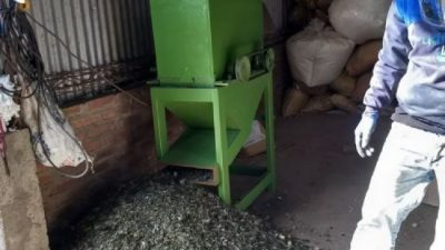 Pisos reciclados: empleados municipales de La Para crean máquina para moler vidrio