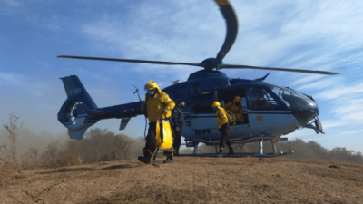 Un helicóptero y un avión hidrante se sumaron para abatir el fuego