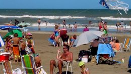 Pinamar busca cobrar una tasa de $100 pesos por turista