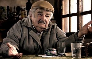 «Soy un animal político, pero uno trata de estirar la vida», dijo Mujica tras renunciar al Senado