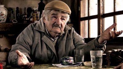 «Soy un animal político, pero uno trata de estirar la vida», dijo Mujica tras renunciar al Senado