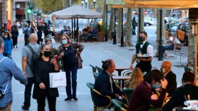 Cierran bares y restaurantes en Cataluña por el rebrote de coronavirus