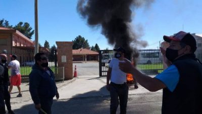 Transporte: crece la tensión y el municipio de Bariloche compromete gestiones para el pago de salarios
