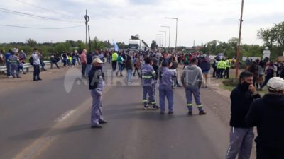 Los trabajadores municipales cortaron la autopista Rosario-Santa Fe y la Ruta 11