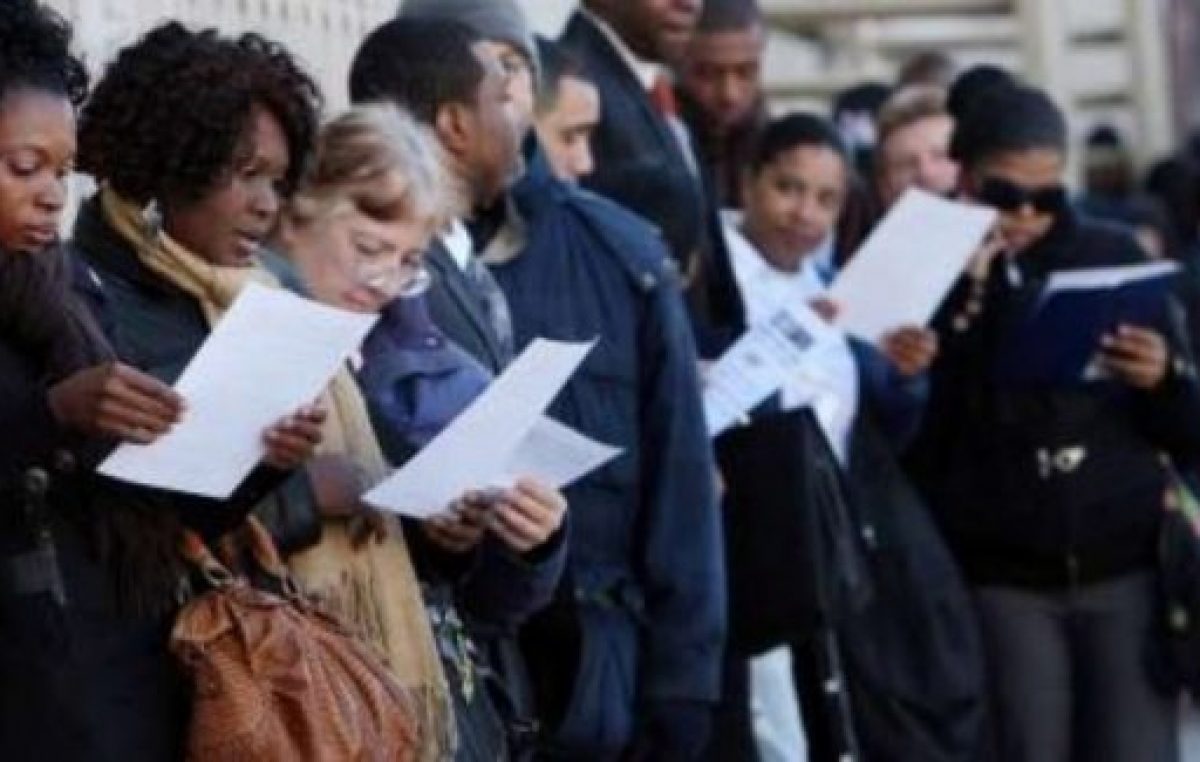 EEUU: Bajan los pedidos de desempleo pero se mantienen cerca de 12 millones de beneficiarios