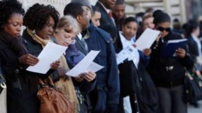 EEUU: Bajan los pedidos de desempleo pero se mantienen cerca de 12 millones de beneficiarios
