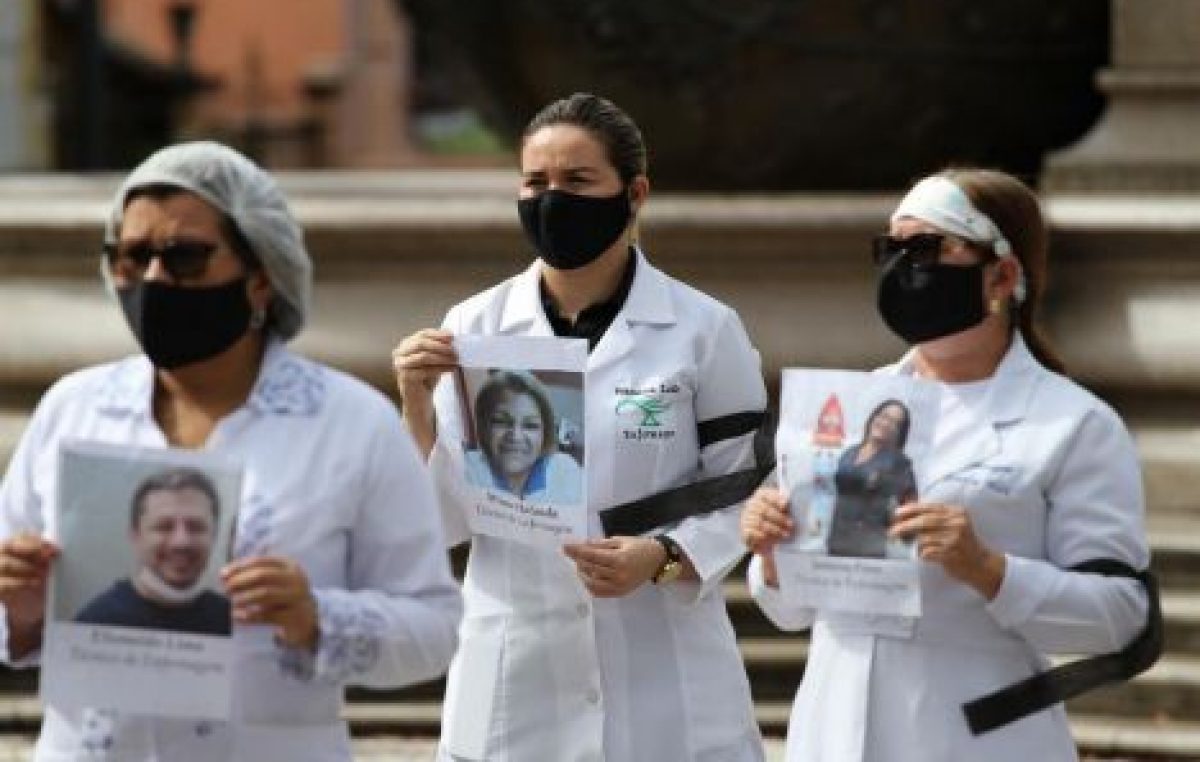 Médicos brasileños salen a la calle para pedir el «fin del fascismo» en las elecciones municipales