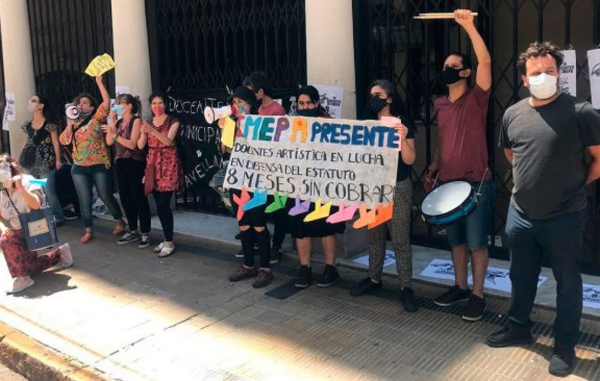 Protesta de docentes de Avellaneda: Hace ocho meses que no cobran