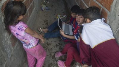 Capacitarán a las organizaciones sociales para llevar conectividad a los barrios populares de La Plata