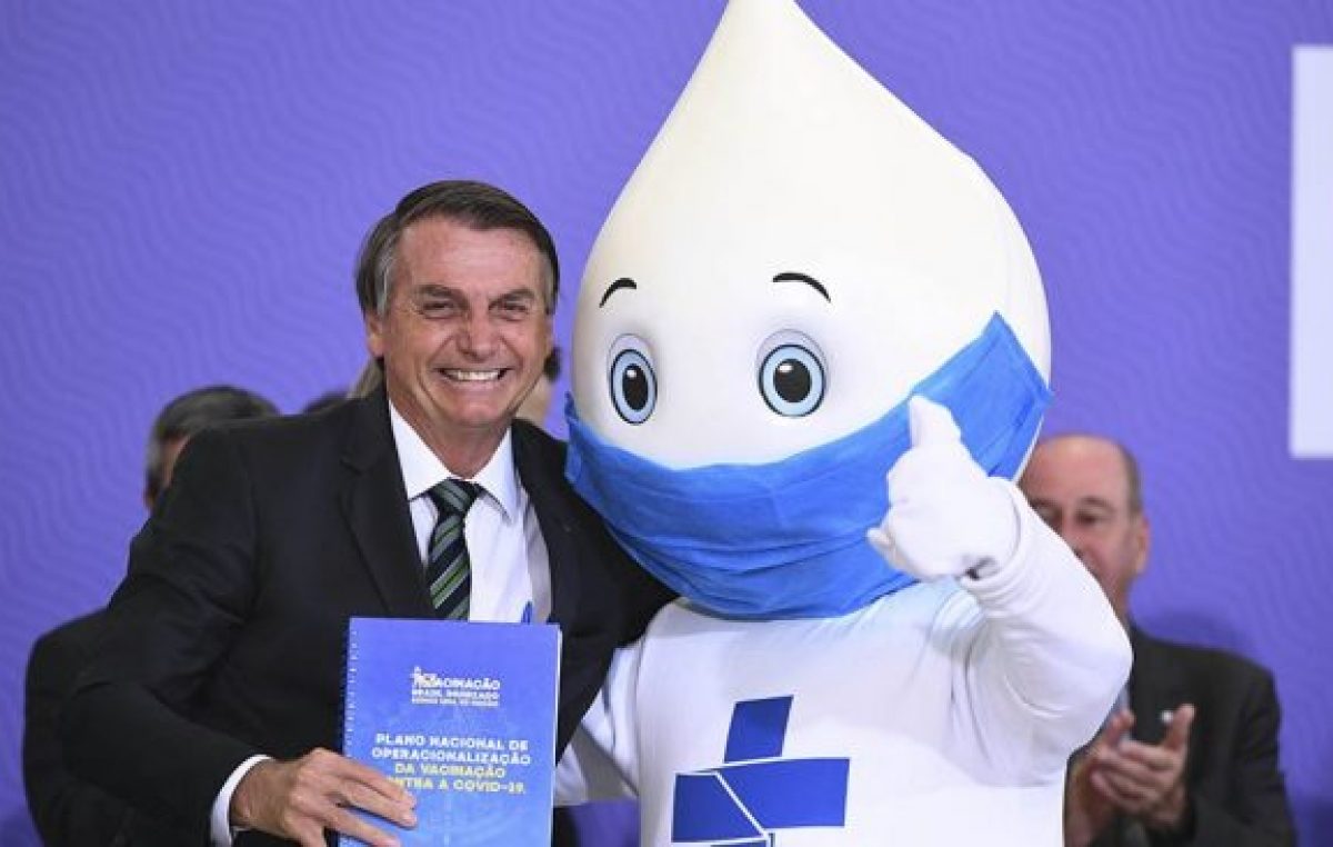 Bolsonaro cambia su retórica: anuncia el uso de la vacuna china contra el coronavirus y pide «unión»