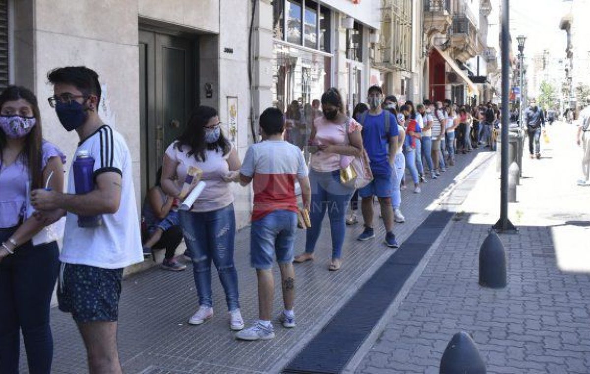 Impresionante fila para buscar trabajo en Santa Fe