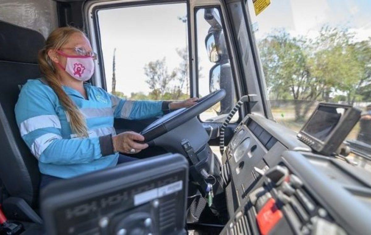 Córdoba: Por primera vez, las mujeres conducirán camiones de barrido mecánico y limpieza