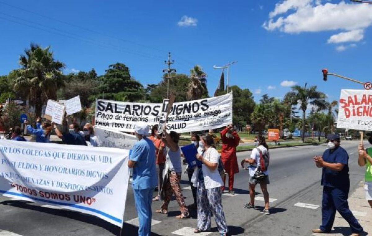 Trabajadores de salud del Hospital Sayago llevaron su reclamo al ingreso de Carlos Paz