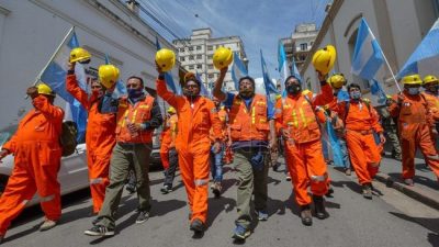 Multitudinaria marcha de mineros ante el riesgo de perder más de 600 puestos de trabajo