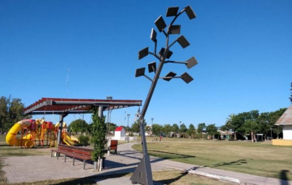 Habilitaron el primer árbol solar público en Porteña