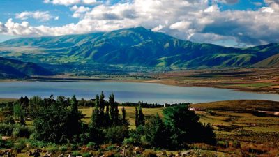 Tafí del Valle reluce entre los picos del Aconquija y las cumbres calchaquíes
