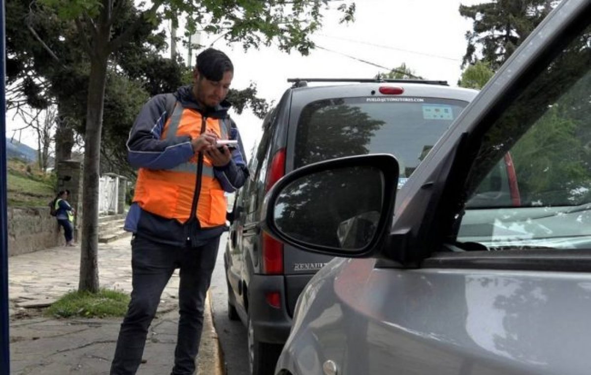Bariloche: Tras una caída de 20 millones de pesos, el estacionamiento medido ve señales de recuperación