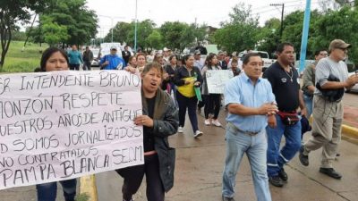 Municipales jujeños se manifestaron por la reincorporación de trabajadores despedidos