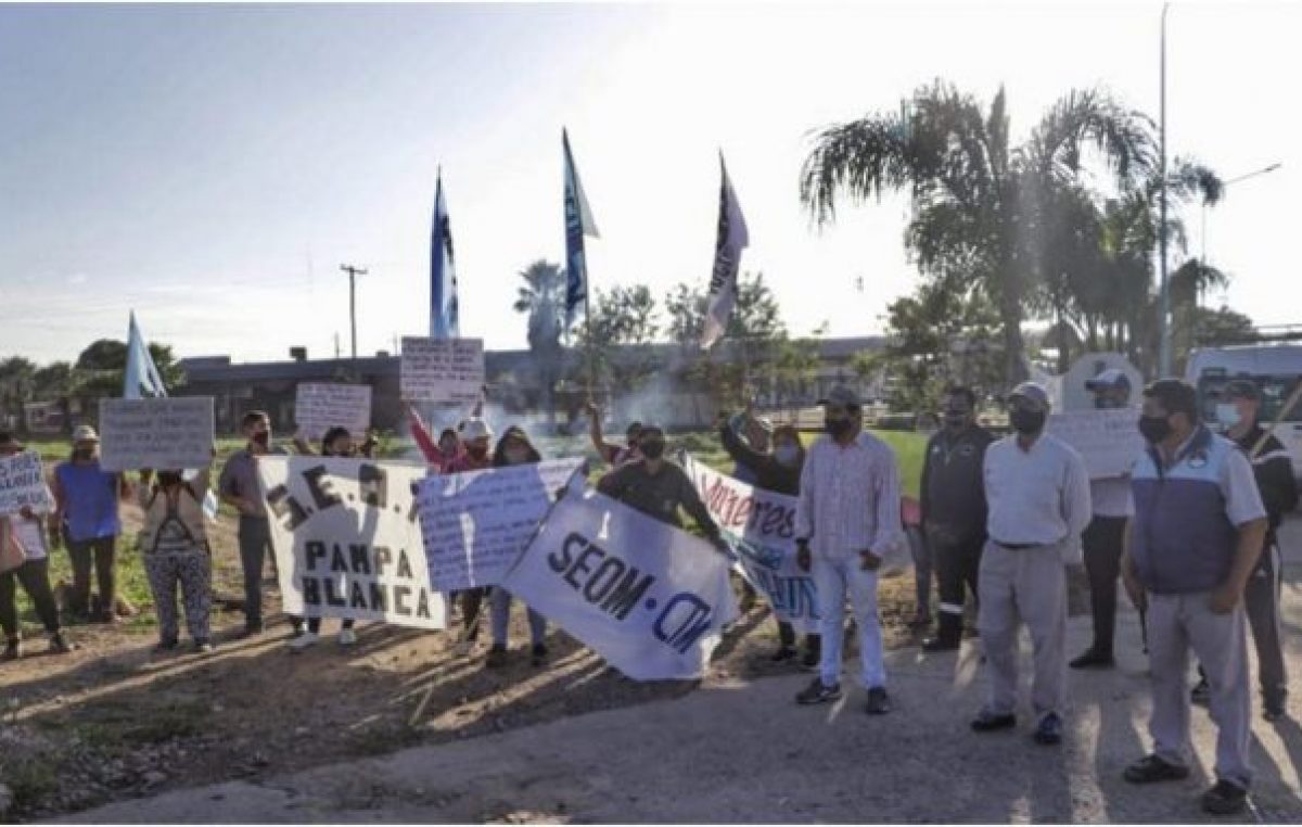Municipales jujeños vuelven a las rutas por trabajadores despedidos en Pampa Blanca