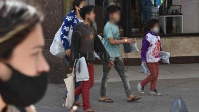 Unos 60 grupos familiares con niños mendigan en las calles de Santa Fe