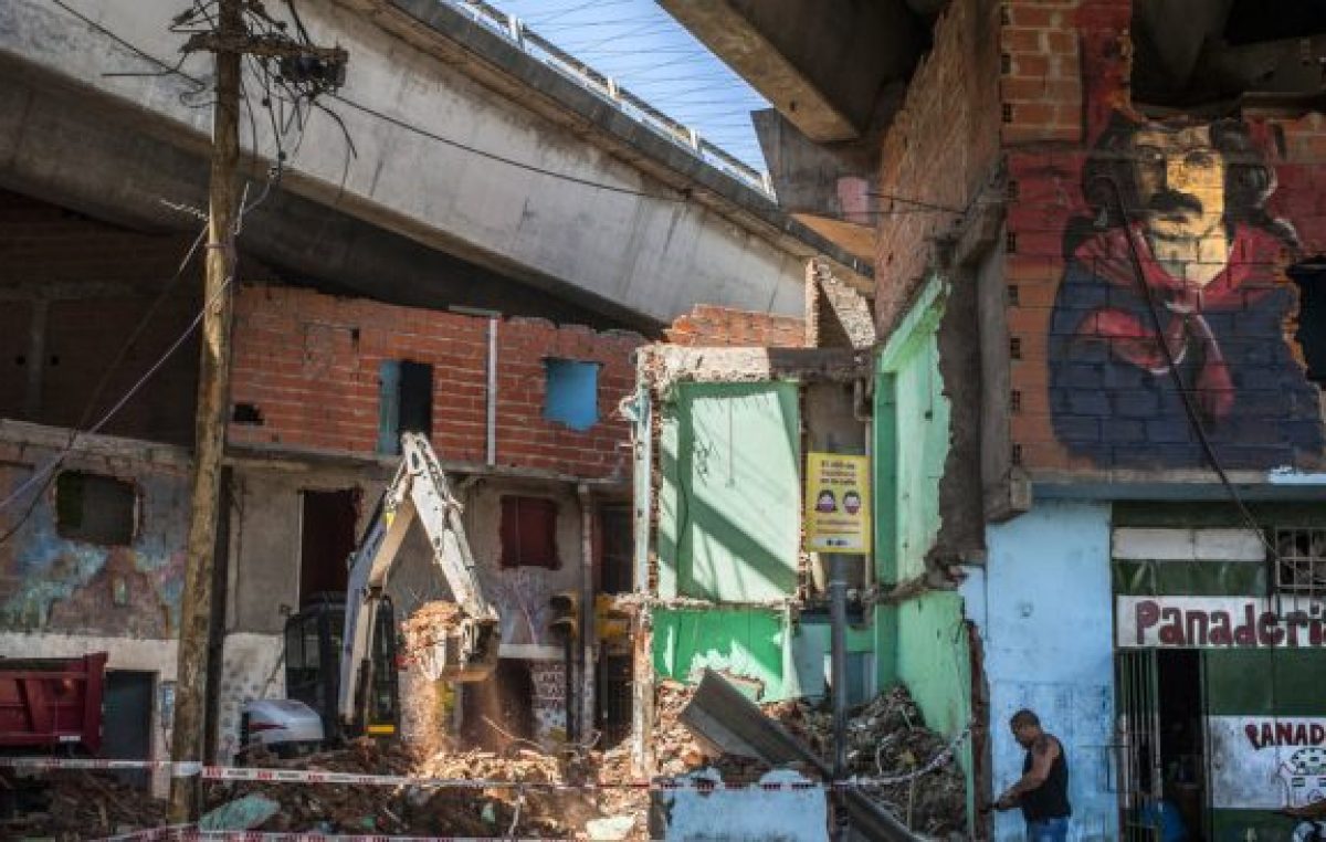Villa 31: vecinos y vecinas viven entre escombros en el Bajo Autopista