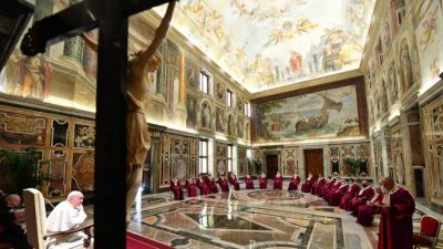 Crisis económica en el Vaticano: Francisco reduce los sueldos 