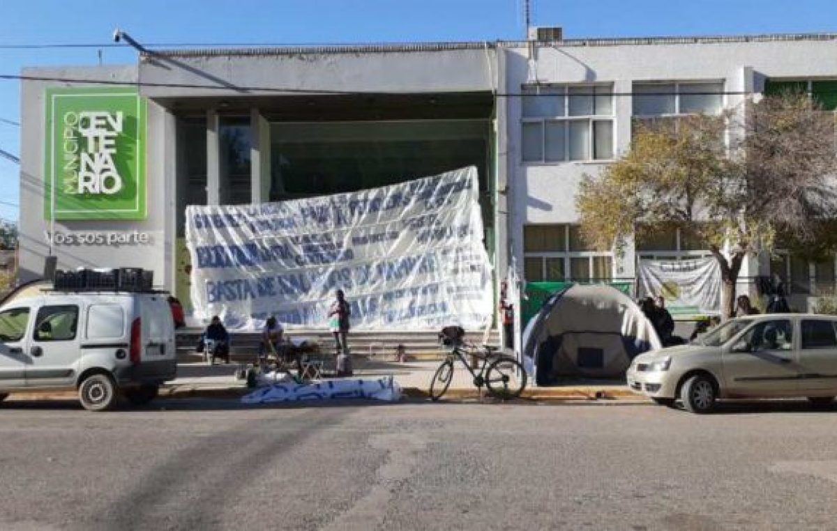 Trabajadores de Centenario acampan y bloquean el ingreso a las dependencias municipales