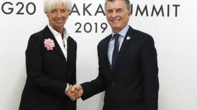El FMIgate pone en el banquillo a Macri con sus economistas