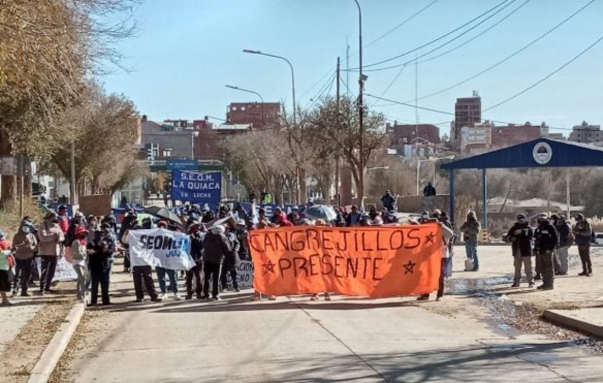 Municipales jujeños cortan el puente internacional La Quiaca por reclamos de regularización laboral