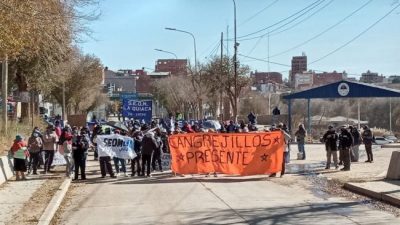 Municipales jujeños cortan el puente internacional La Quiaca por reclamos de regularización laboral