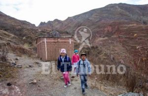 En Salta un alumno rural primario camina para ir a la escuela casi tres horas, y uno secundario, cinco