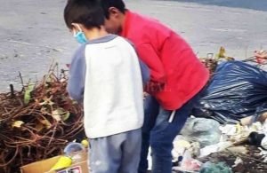 Chicos que buscan comida entre la basura, una escena que se repite en los barrios de Santa Fe
