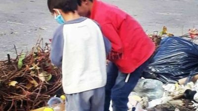 Chicos que buscan comida entre la basura, una escena que se repite en los barrios de Santa Fe