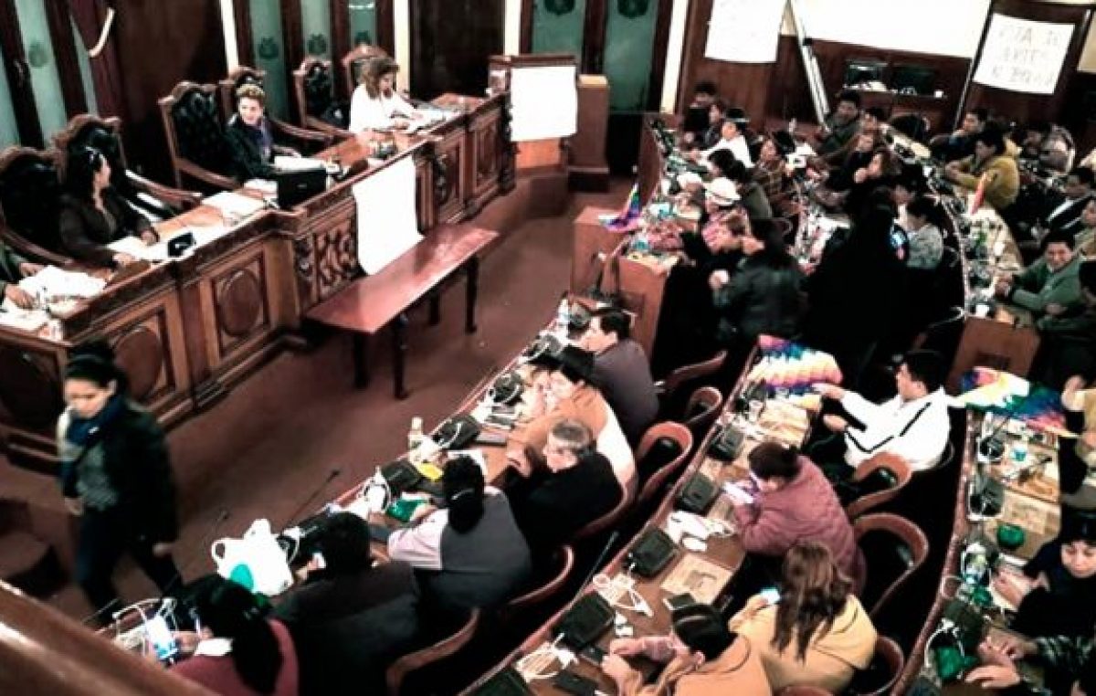 Media sanción en Bolivia a una ley que subordina la Policía al poder civil