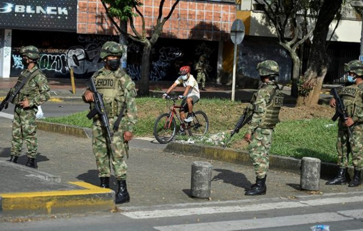 En Colombia gobernadores y alcaldes se niegan a militarizar sus distritos