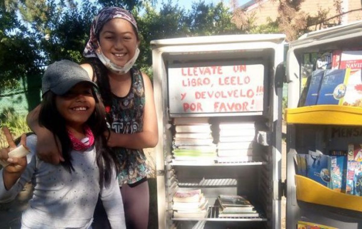 Biblioderas: las heladeras con libros que incentivan la lectura en los barrios más postergados