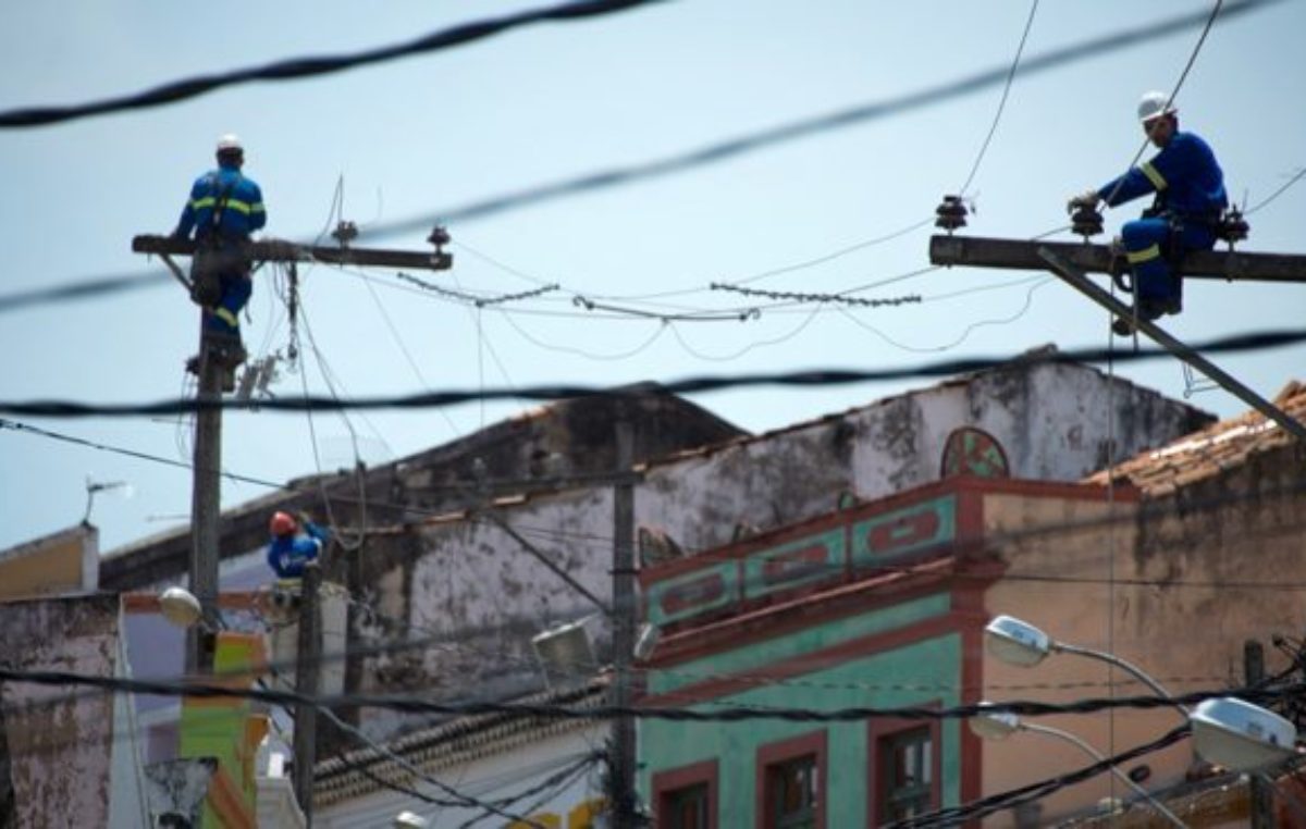 Bolsonaro privatizó Eletrobras y vetó protecciones sociales para los trabajadores
