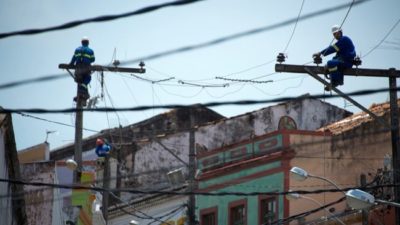 Bolsonaro privatizó Eletrobras y vetó protecciones sociales para los trabajadores