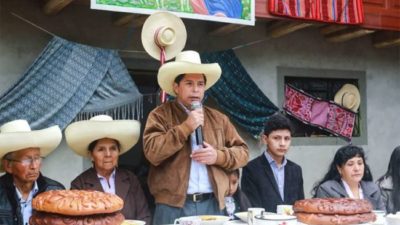 Pedro Castillo, el «hijito» de doña Mávila, toma el mando de Perú