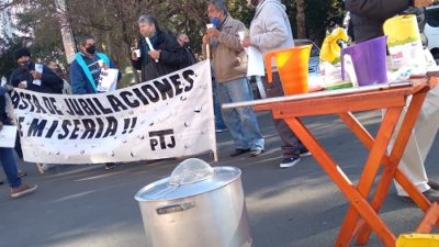 Protesta y corte con olla popular de jubilados de Concepción del Uruguay frente a la Municipalidad