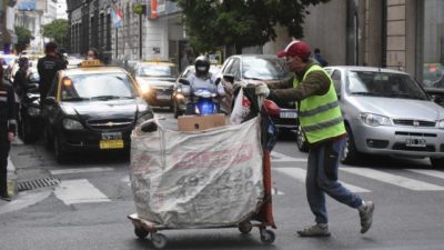 Huellas de la crisis: el municipio rosarino relevó 500 recicladores en el centro, y ya un 15% son mujeres